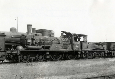 162320 Afbeelding van de beschadigde stoomlocomotief nr. 1610 (serie 1600) van de N.S. te Roosendaal.